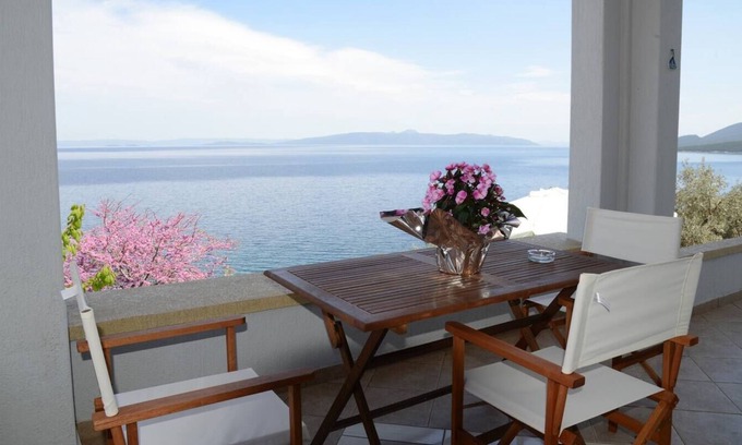Pella Region Apartamento | Ira Charming apt with stunning view!