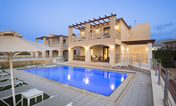 Rethymno Villa | Villa de playa para 12 junto al mar y todas las comodidades en la ciudad de Rethymno.