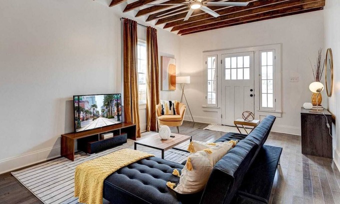 Saint Thomas Development Apartamento | This duplex is a 3 bedroom(s), 2.5 bathrooms, located in New Orleans, LA.