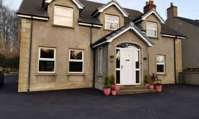 Coleraine Casa | IRISH OPEN 2025 Large house sleeps 14. Beside forest & beach. 30mins to Portrush