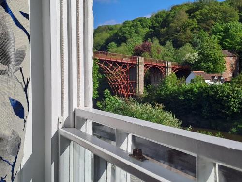 Coalbrookdale Casa | Ironbridge View Townhouse WINNER 2025 UK MOST PICTURESQUE SELF-CATERING HOLIDAY HOME & WINNER SELF-CATERING ACCOMMODATION OF THE YEAR 2025