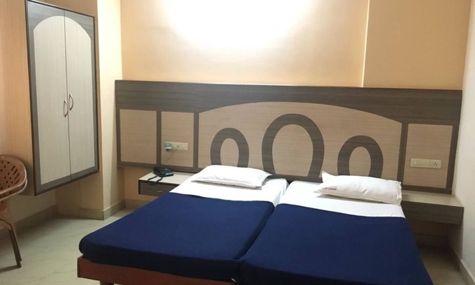 Kamalapur Hotel | Iroomz Amrutha Residency