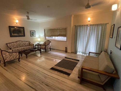 Vadodara Apartamento | Ishan Apartments 3BHK Individual Rooms