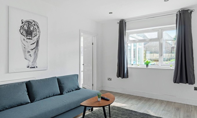 Alfreton Casa | Isimi luxurious 4 Bed House Derby, with ensuite bathrooms. A Home away from Home