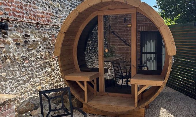 Bletchingley Cama Y Desayuno | Isla's Den - peaceful, tranquil, private garden, swimming lake.