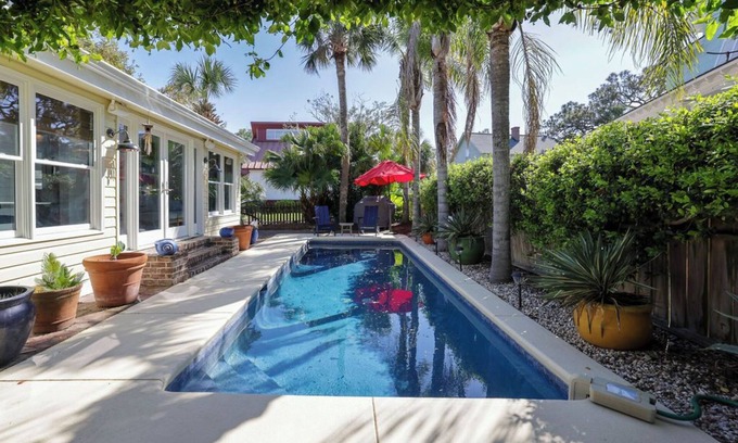 Tybee Island Casa | Encanto histórico de la cabaña, gran piscina privada, jardín; Se aceptan mascotas ya solo dos cuadras de la playa.
