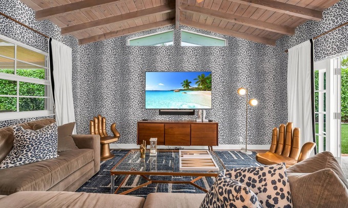 Florida North Atlantic Coast Casa | Island Bliss Manor + Private Beach Access!