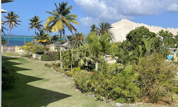 Estate Golden Rock Condominio | Island Carribean Getaway! 1 King bed! 2BR/2BA Condo with beach access and pool!