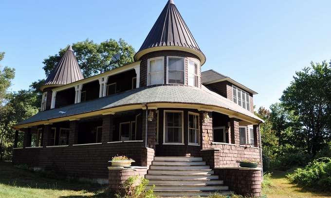 Portland Casa | Island Cottage, Portland, ME, Sleeps 6-8, Walk to ferry, beach, restaurants.