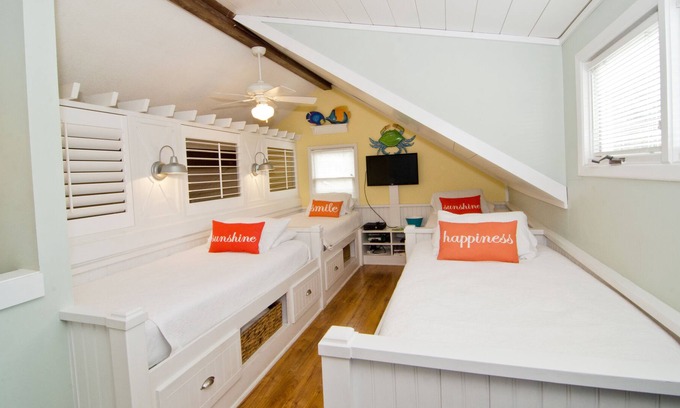 Tarpon Pond Casa | Island Cottage, Cool kids Sleeping Loft, Screened porch, Bikes included