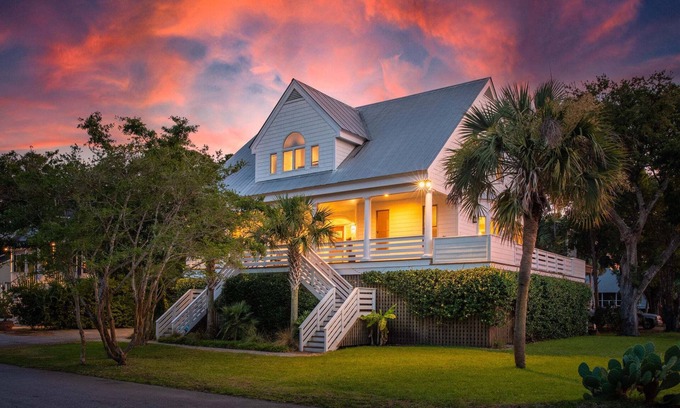 Isle of Palms Casa | Island Escape: Luxe Home w/ Porch, Golf Course Views & Walk to Beach