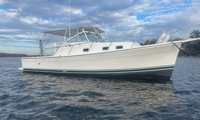 West Ferry Alquiler De Eote | Island Girl - 30' Cabin Cruiser for Overnight Stays