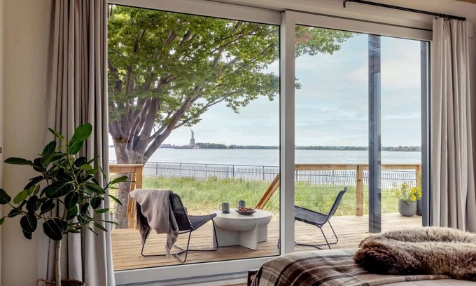 Manhattan Cabina | Island Glamping with Skyline and Lady Liberty View
