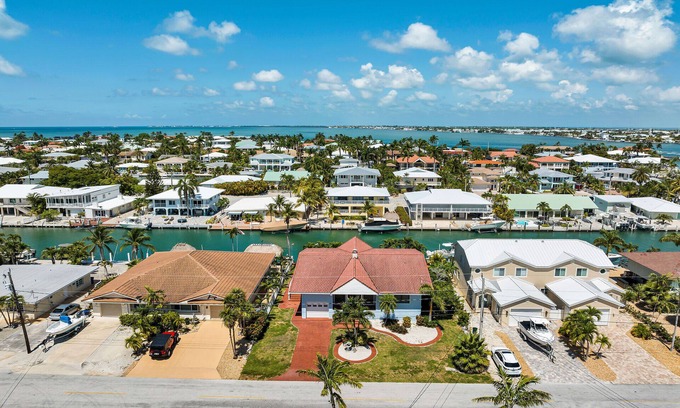 Coury Casa | Island Paradise-large 2 bedroom/2 bath SFH with Cabana club and 75ft of dockage