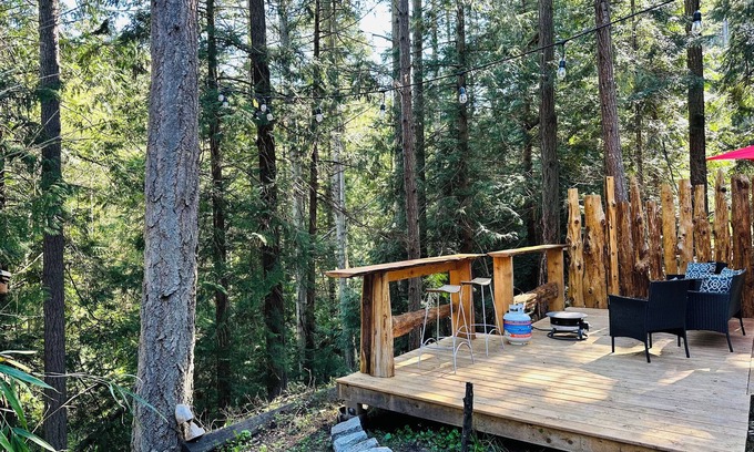 Pender Island Cama Y Desayuno | Island paradise with private hot tub -- pet friendly & breakfast included!