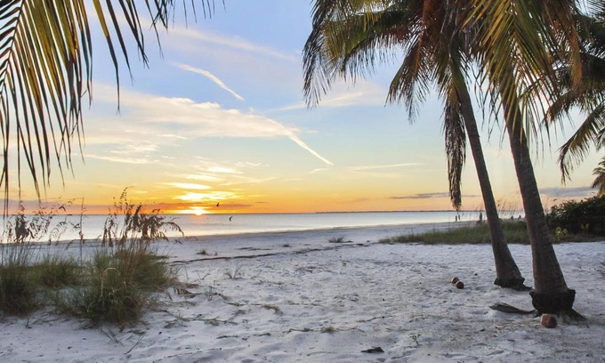 Fort Myers Beach Casa | Island Paradise Cottage by Sun Palace