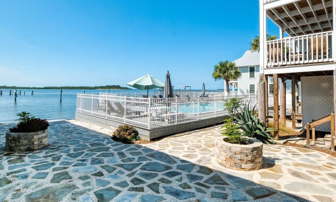 Cedar Key Condominio | Perfect Downtown Getaway at Island Place 102!