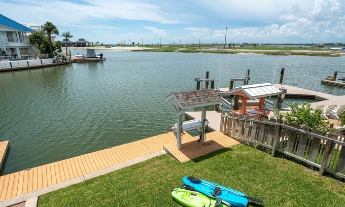 Key Allegro Casa | Island Retreat - Beautiful Key Allegro Canal Home - Kayaks Available for Guest