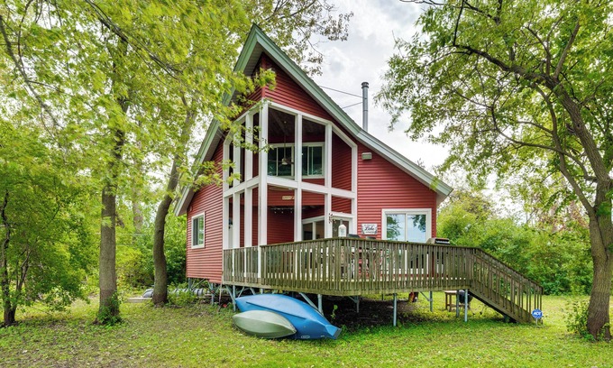 Fox Lake Cabina | Island Retreat on Pistakee Lake: Deck & Gas Grill!