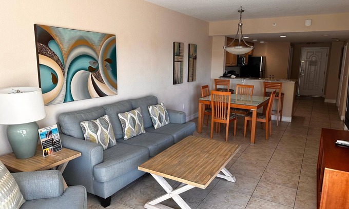 Capri Isle Condominio | Island Retreat: 2BR Condo Across from Beach