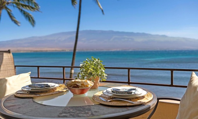 Maalaea Casa | Island Sands 210 · IS 210 OceanFront Condo Expansive Ocean Views