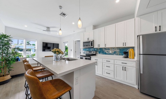 West Bay Apartamento | Island Stay in West Bay - 3 Min to Beach | West Nest #101