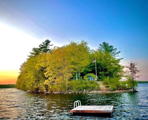 Monmouth Casa | Island Tent Overlook in Maine