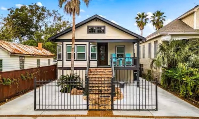 San Jacinto Casa | Island Time Getaway 3 bed 2 bath, couple of blocks from the beach, dog friendly