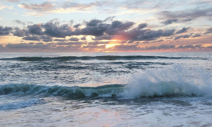 Hatteras Cabaña | Island Time is an enchanting oceanfront cottage perfect for couples
