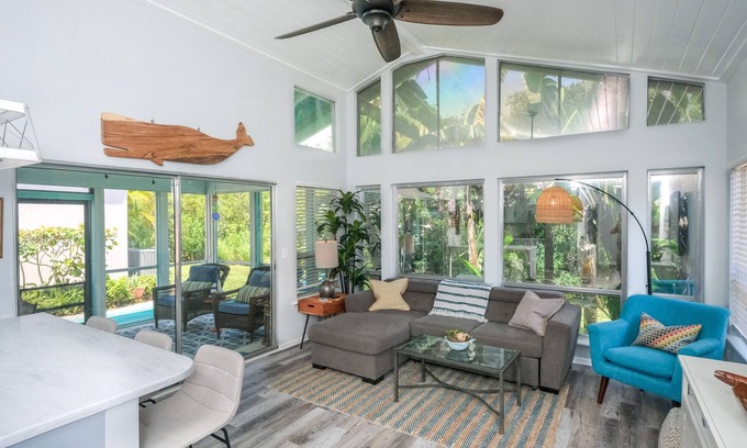 Jensen Beach Casa | Island Time-Walk to the beach-Intercoastal home in tropical paradise!