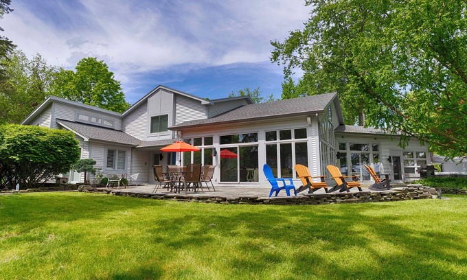 Canandaigua Cabaña | Vista de la isla: "Lakeside Luxury and Family Reunion Friendly!"