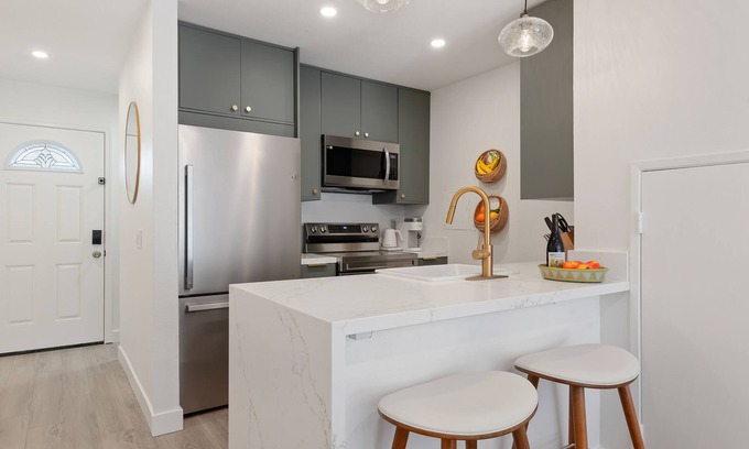 Port Hueneme Condominio | Island View - Steps from beach with Pool & hot tub