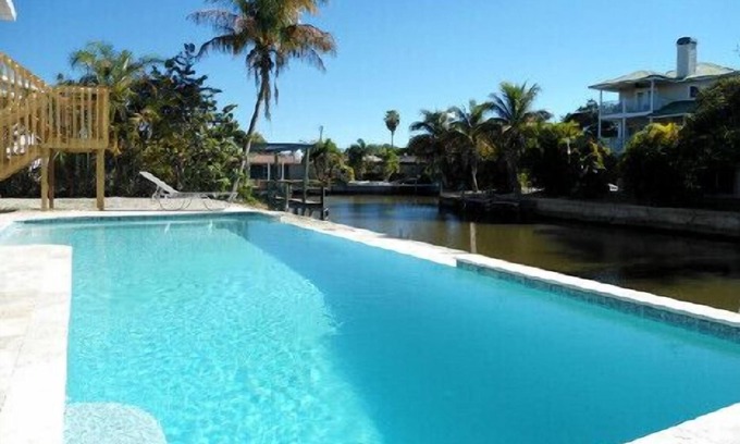 Fort Myers Beach Villa | Island Villa con piscina infinita de 33 pies y acceso en bote, visitas de delfines