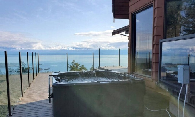 Juan de Fuca Electoral Area Casa | Island Villa with breathtaking Views