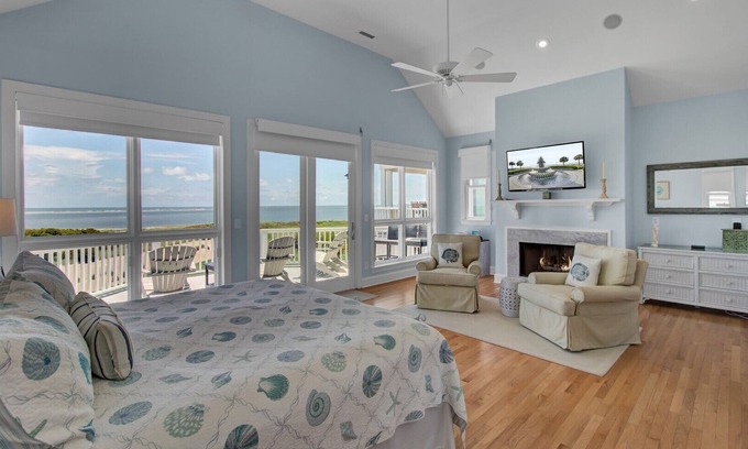 Ocean Point Casa | “Island’s Edge” at 45 Ocean Point|Oceanfront|Two Oceanfront Decks|All New Master Bath|Close to Oc...