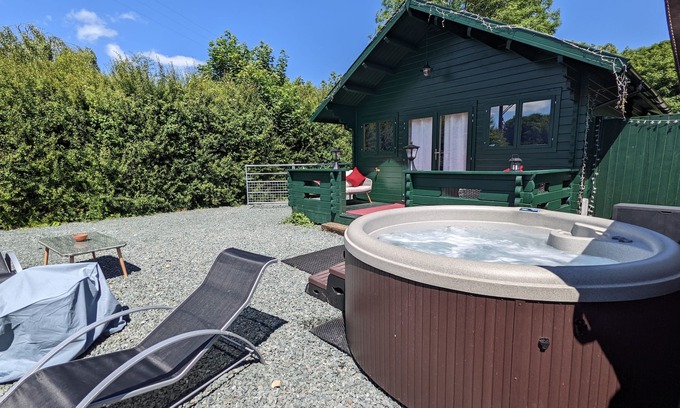 Llanfairpwllgwyngyll Cabina | Isle of Anglesey - cute dog friendly cosy cabin with dedicated EV charging
