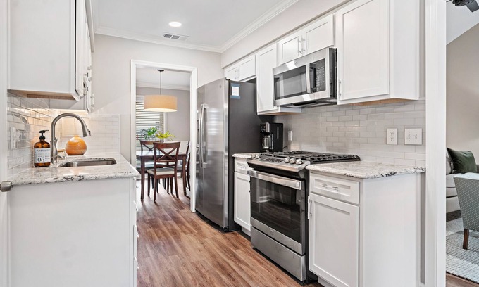 Isle of Hope Historic District Casa | Isle of Hope Artistic Island Jewel!