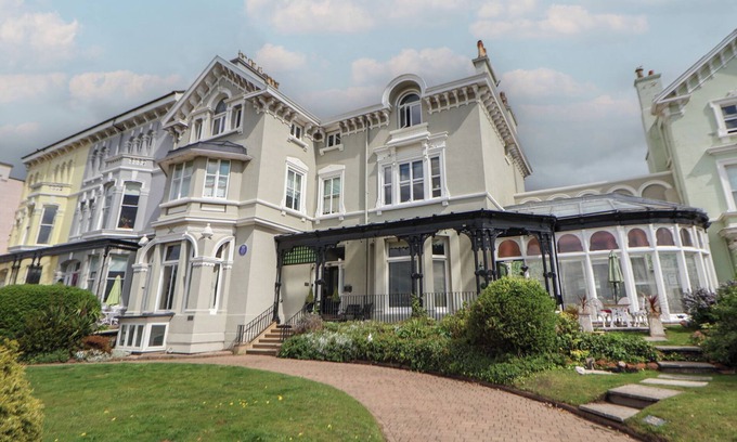 Waterloo Cabaña | ISMAY BILLIARD ROOM APARTMENT - TITANIC INTEREST in Waterloo, Merseyside