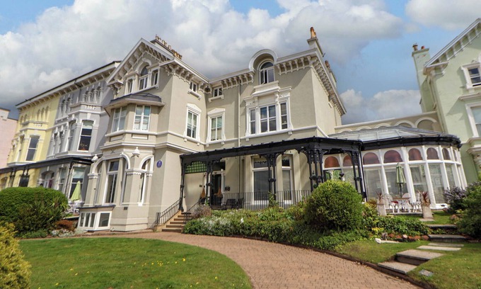 Waterloo Cabaña | ISMAY LOUNGE APARTMENT- TITANIC INTEREST in Waterloo, Merseyside