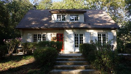 Pontgouin Villa | Isolated cottage for partying, lake, nature