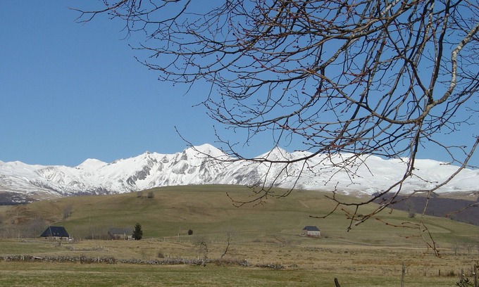 Picherande Chalet De Esquí | casa aislada en el corazón de las vistas a la montaña Pico de Sancy