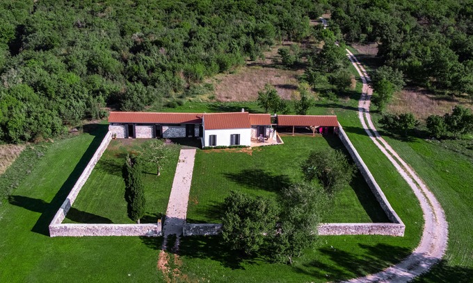 Prodol Casa | Casa de Istria con 2000 m2 de jardín
