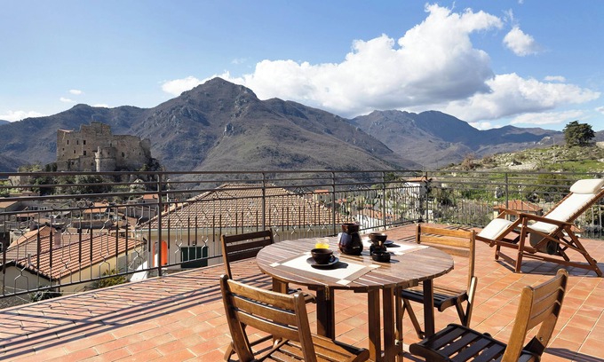 Castelvecchio di Rocca Barbena Apartamento | Apartamento 'La Terrazza Del Tempo' con vistas a la montaña, Wi-Fi y aire acondicionado