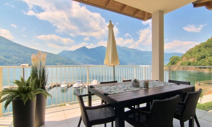 Maccagno Apartamento | Lake Maggiore apartment with lake views