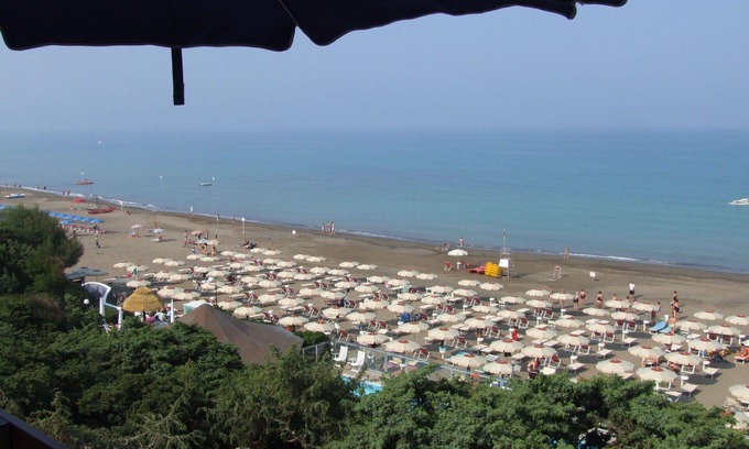 Marina di Castagneto Carducci Apartamento | Hermoso apartamento para 2 personas con WIFI, A/C, TV, balcón, vista panorámica y aparcamiento