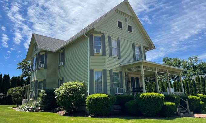 Penn Yan Casa | It's A Wonderful Life -Main St Penn Yan-Hot Tub-Seneca/Keuka, Restored Victorian Home-Nightlife
