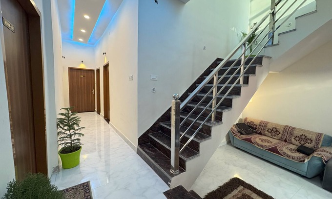 Mathura Hotel | It's Braj Raj Home Stay