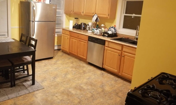 Quincy Casa | It's comfort Away frm home. 4mins walk to Quincy Adam Tstation, 0 mins to b/stop
