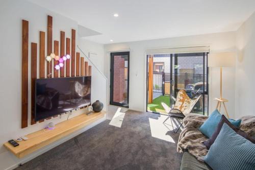 Lower Hutt Casa | It's Gettin' HUT in Here