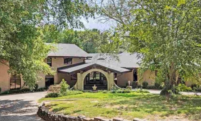 Cadiz Casa | Italian Style Lodge Lake House on Lake Barkley - over 5100 sq. ft.